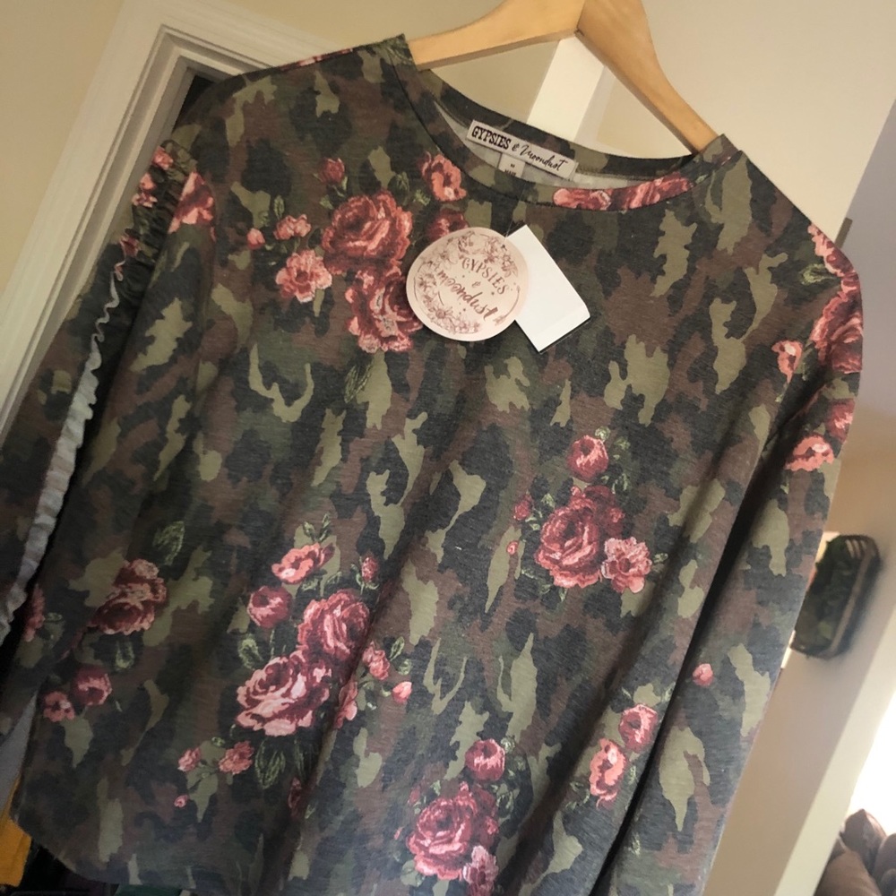 Ladies NWT medium olive floral top